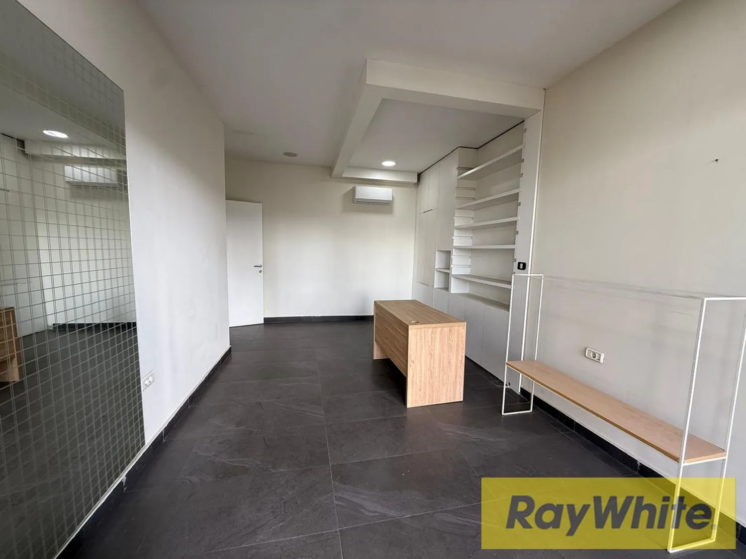 Office For Rent In Saifi – 220 Sqm — الصورة 3