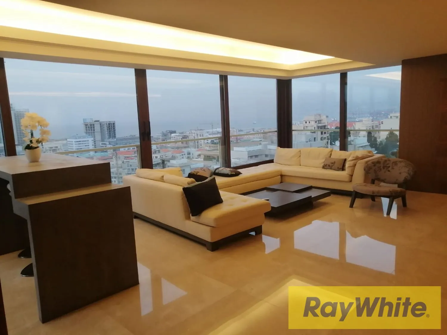Luxurious Full Floor Apartment In Spears — الصورة 1