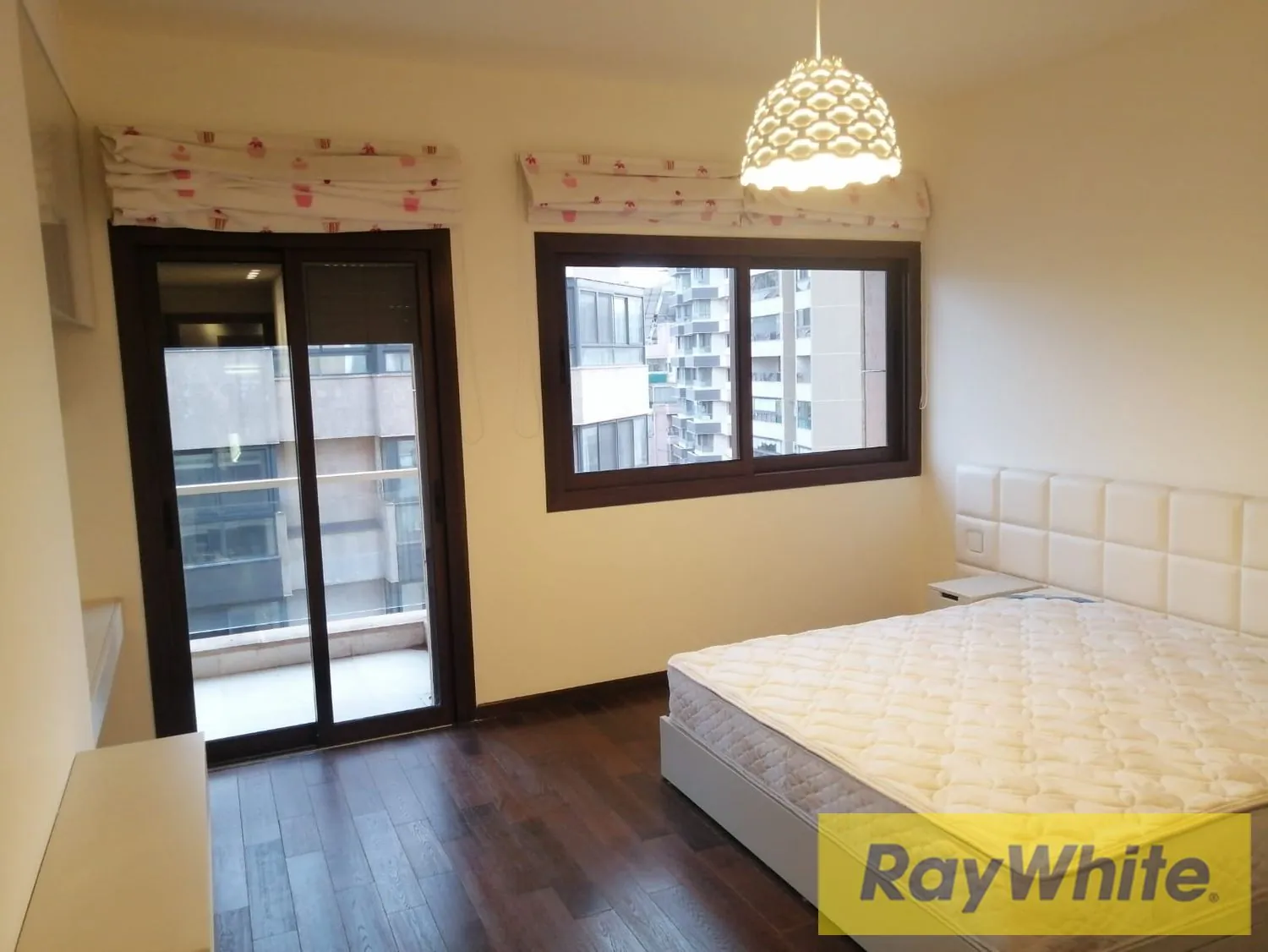 Luxurious Full Floor Apartment In Spears — الصورة 5