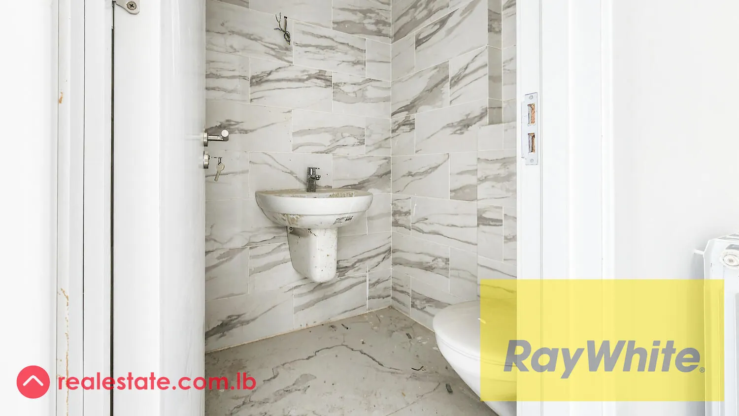 Three Bedrooms Apartment With An Open View For Sale In Achrafieh — الصورة 2