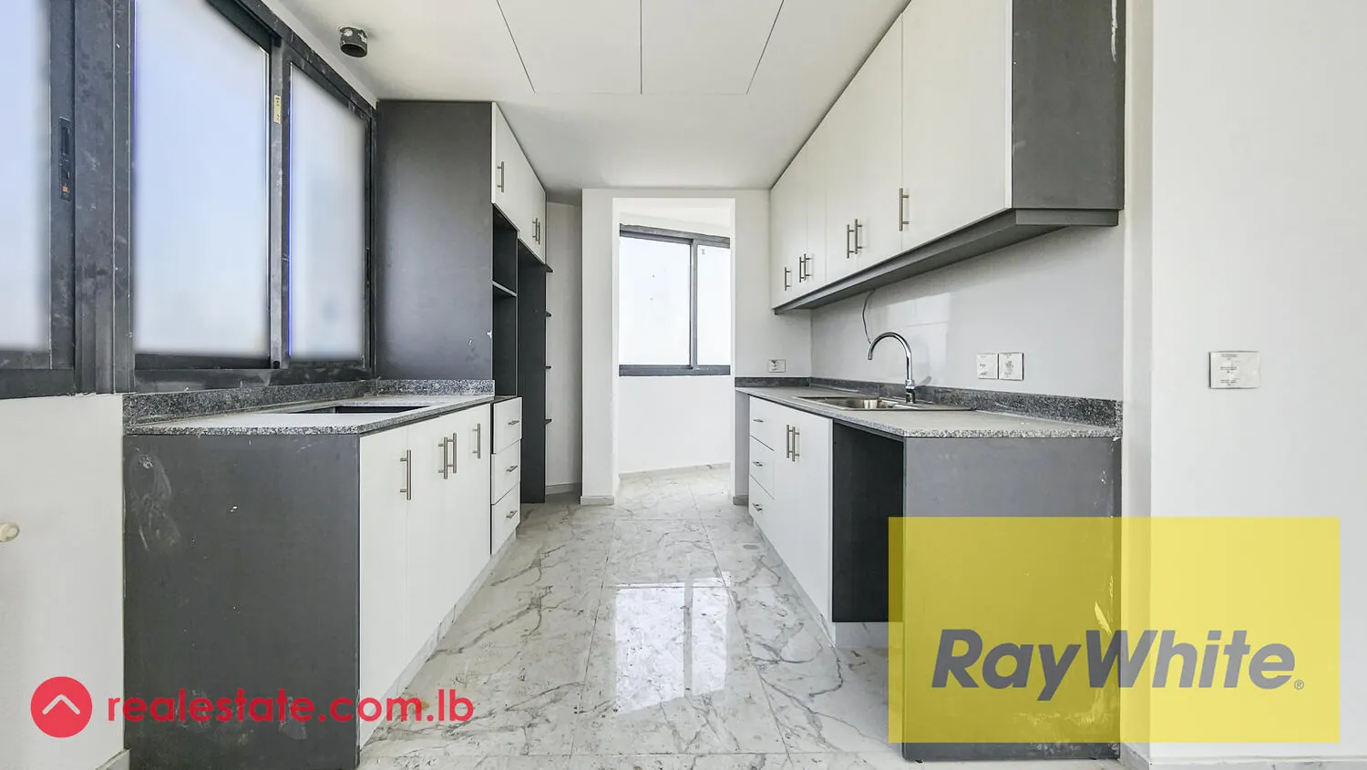 Three Bedrooms Apartment With An Open View For Sale In Achrafieh — الصورة 3