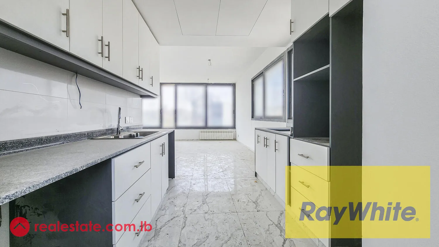 Three Bedrooms Apartment With An Open View For Sale In Achrafieh — الصورة 4