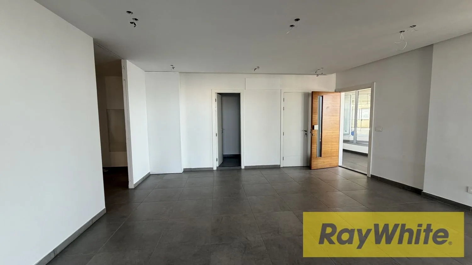 Office For Rent In Jbeil — الصورة 2