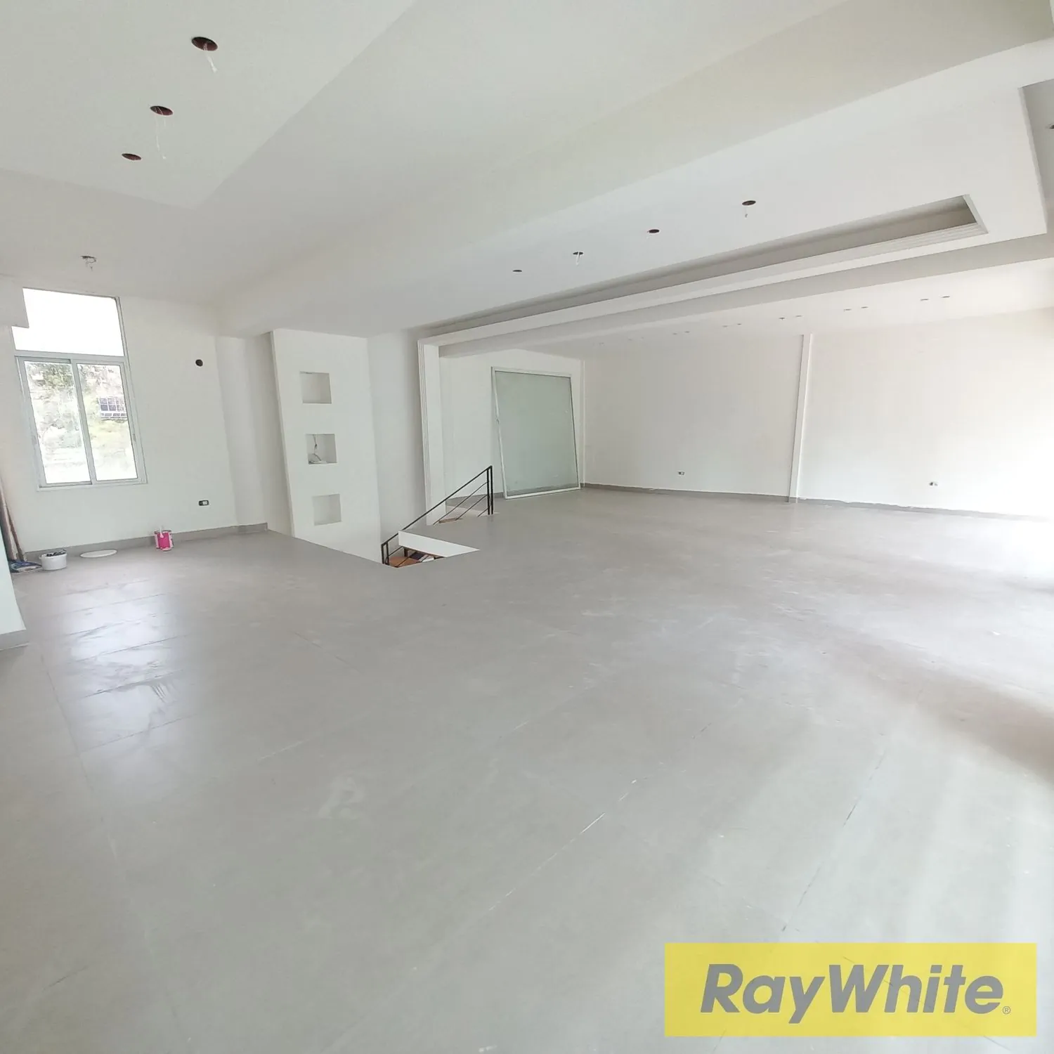 Spacious Shop For Rent In Antelias |good Location — الصورة 2
