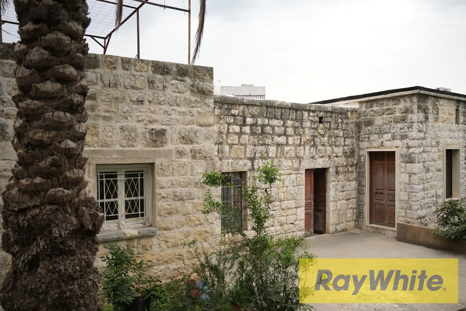 Land With Old House For Sale In Aamchit Jbeil — الصورة 4