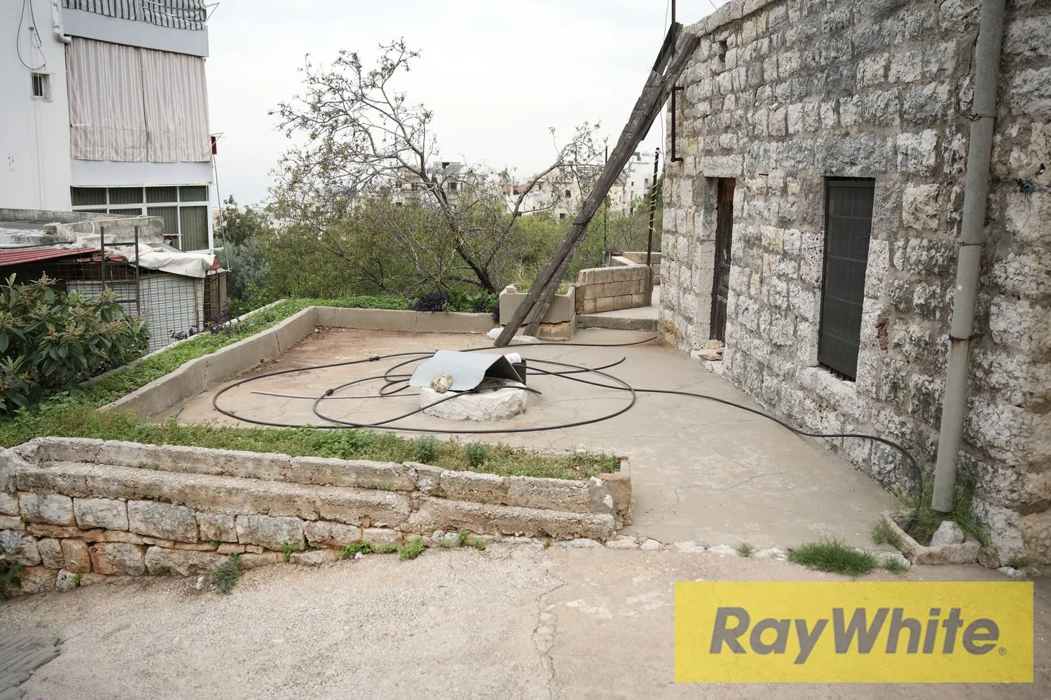 Land With Old House For Sale In Aamchit Jbeil — الصورة 5