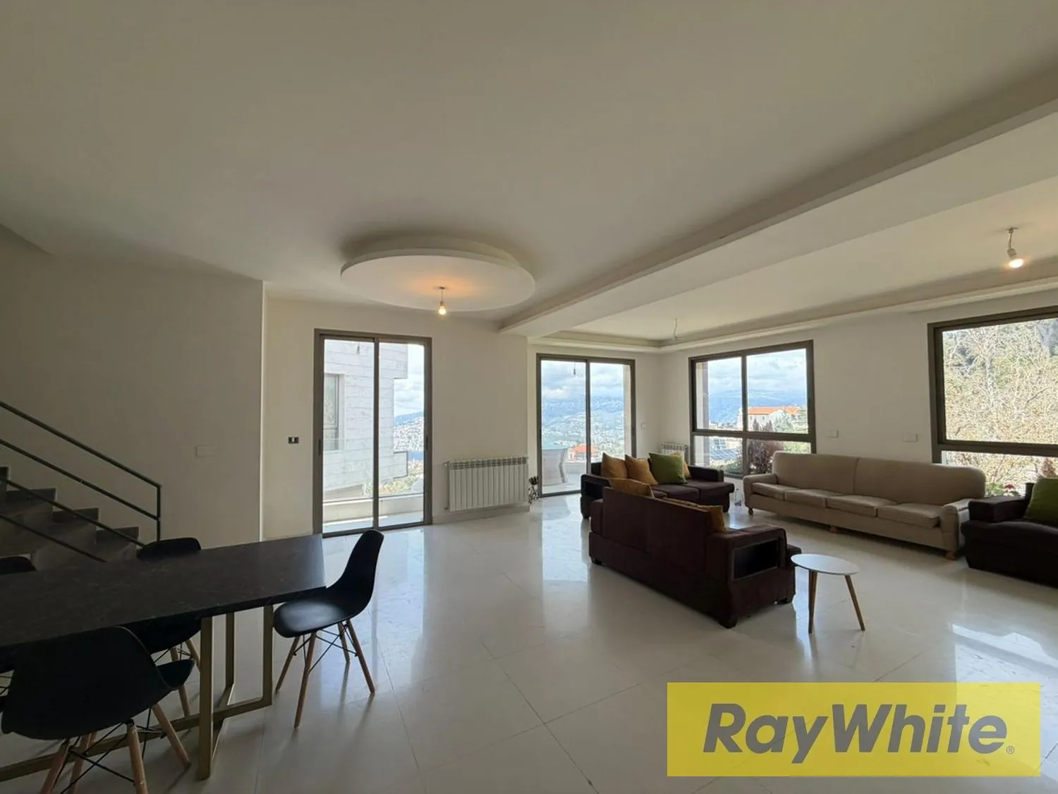Duplex For Rent – Top Floor | Sea + Mountain Views — الصورة 4