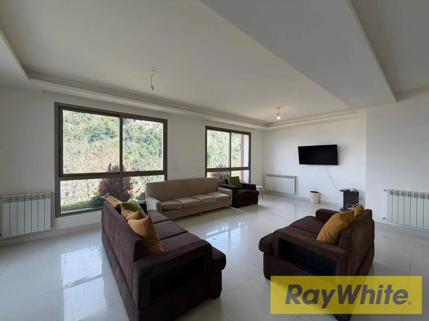 Duplex For Rent – Top Floor | Sea + Mountain Views — الصورة 5