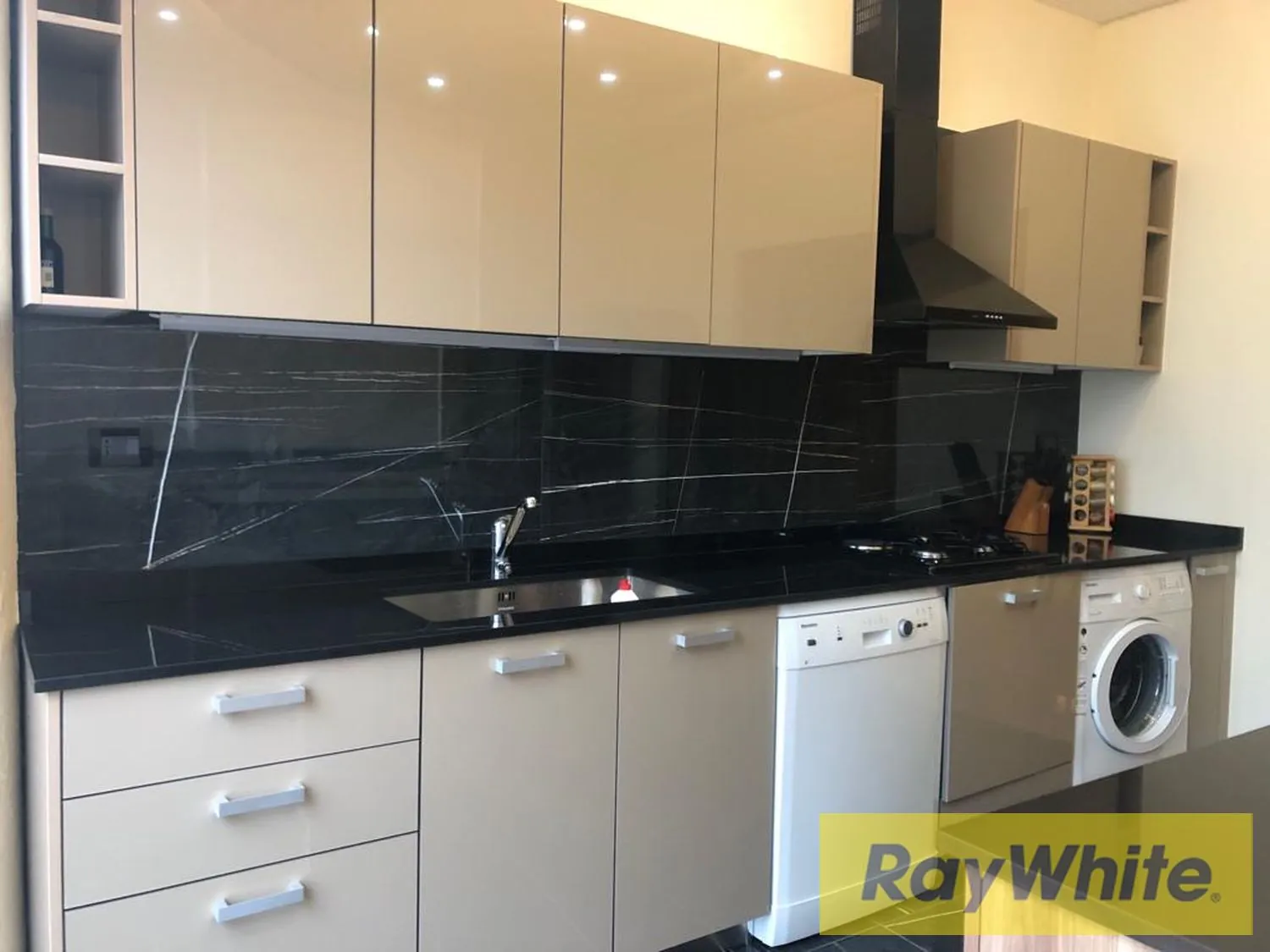 Fully Renovated Apartment For Sale In Sin El Fil — الصورة 3