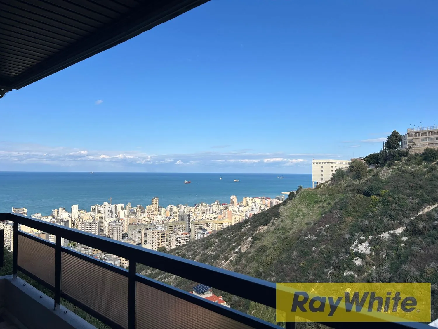 Spacious Apartment For Sale In Biaqout |stunning Views — photo 2