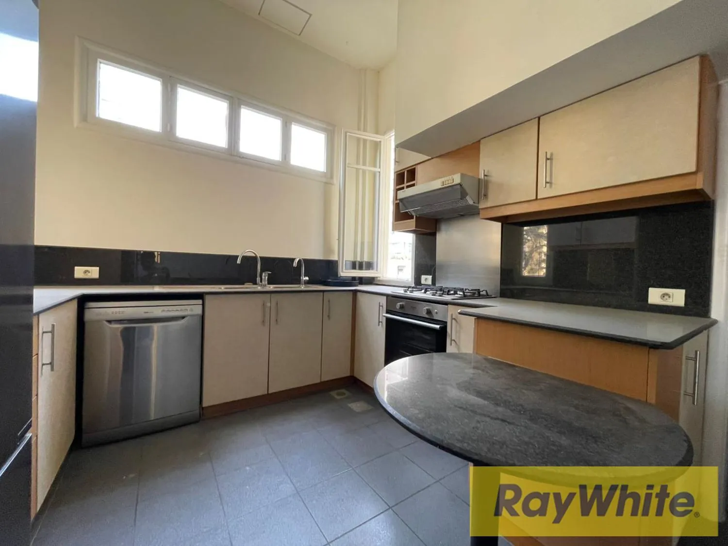 Spacious Apartment For Rent In Achrafieh – Monot — الصورة 3