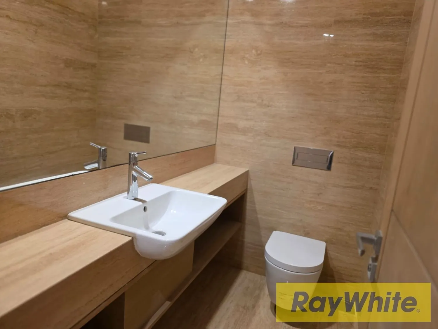 High-end Duplex For Rent In Gemmayzeh — الصورة 5