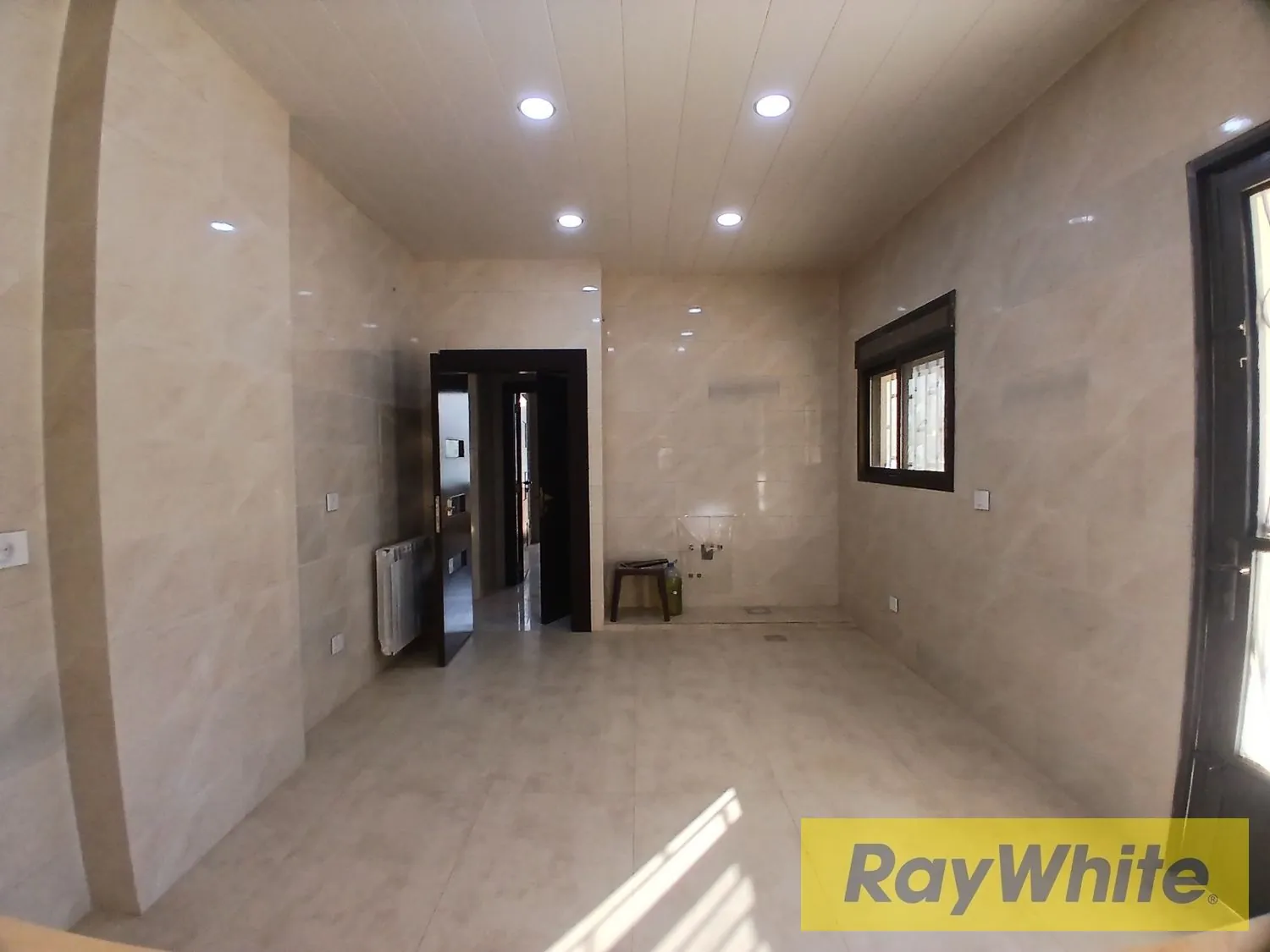 Building For Sale In Bteghrine — الصورة 3