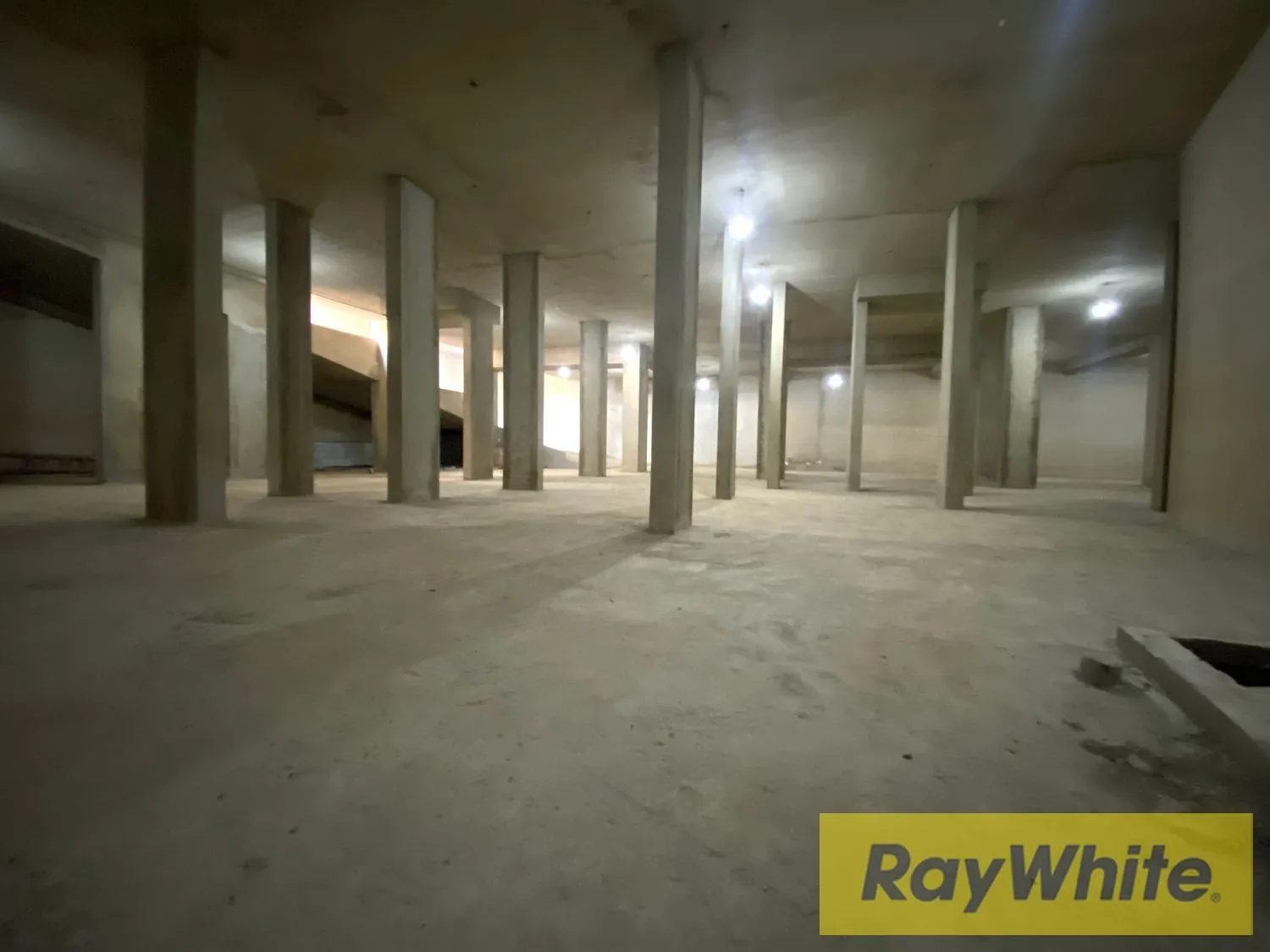 Warehouse For Sale In Dekwaneh – 1,250 Sqm With High Clearance And Truck Access — photo 2