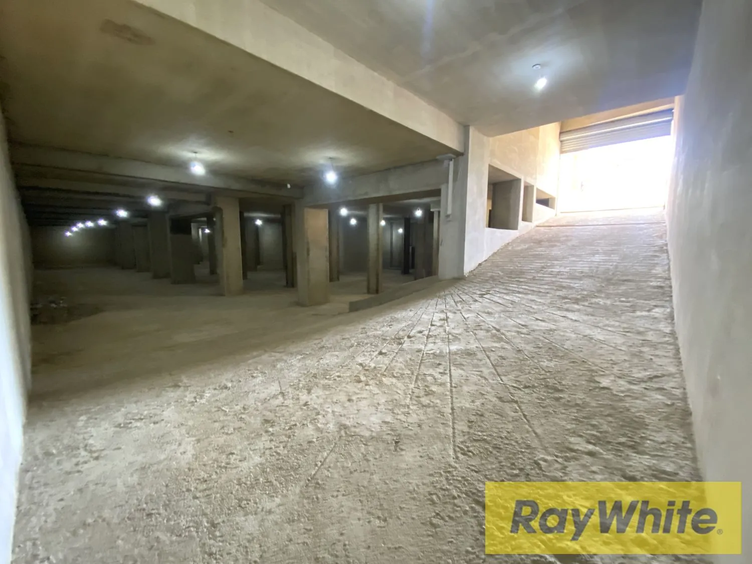 Warehouse For Sale In Dekwaneh – 1,250 Sqm With High Clearance And Truck Access — photo 4