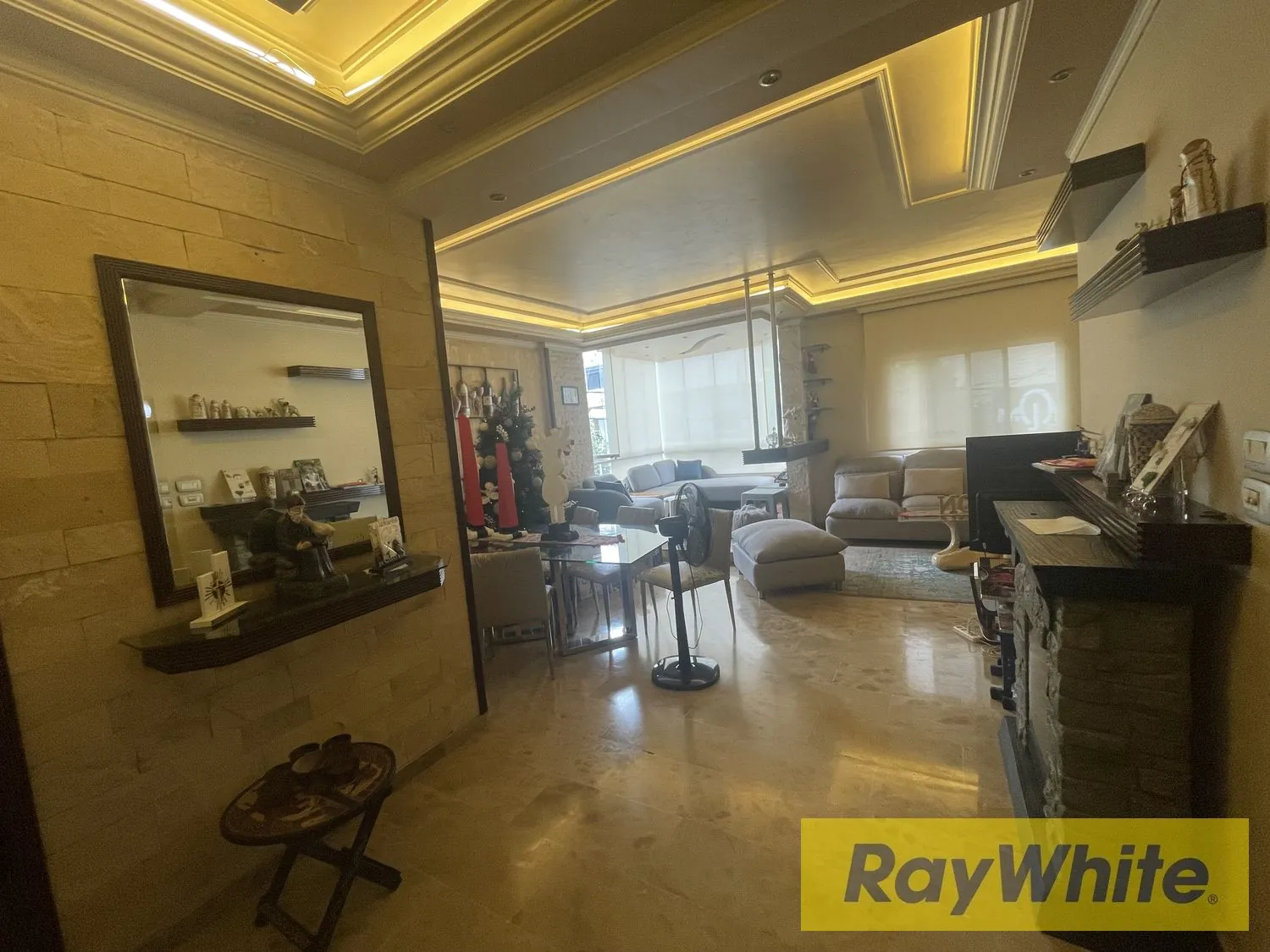 Fully Decorated Apartment For Sale In Mazraat Yachouh — الصورة 5