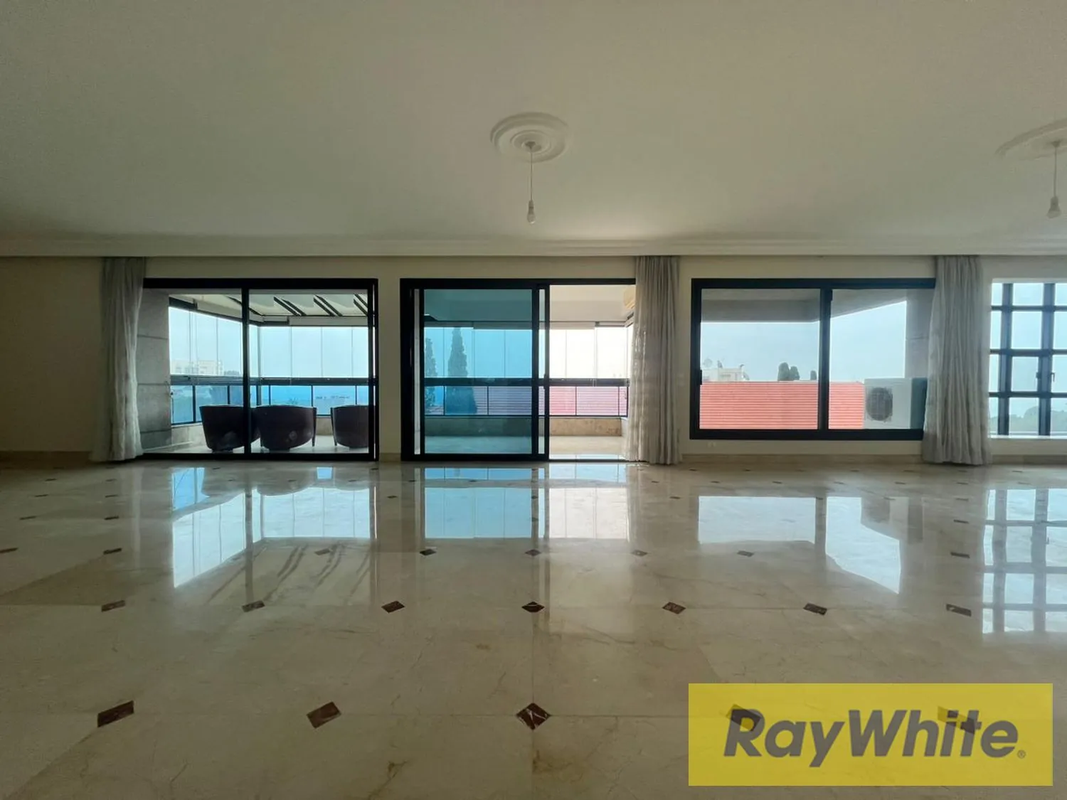 Apartment For Sale In Hamra — الصورة 2