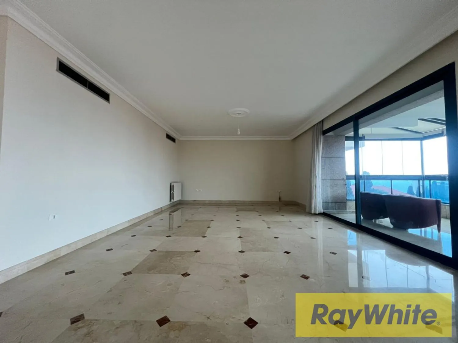 Apartment For Sale In Hamra — الصورة 5