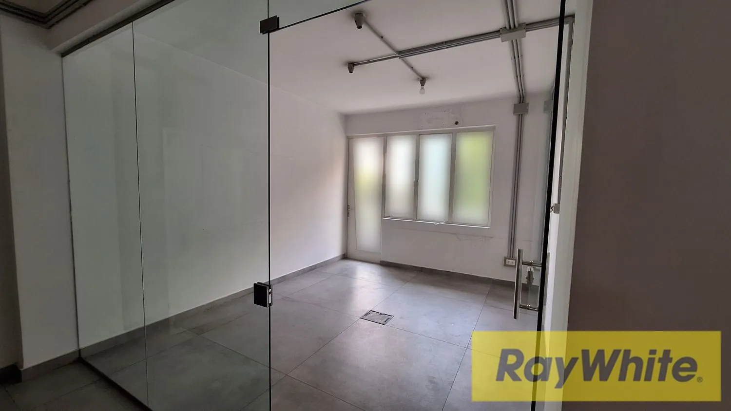 Office For Rent In Tabaris – 70 Sqm — الصورة 1