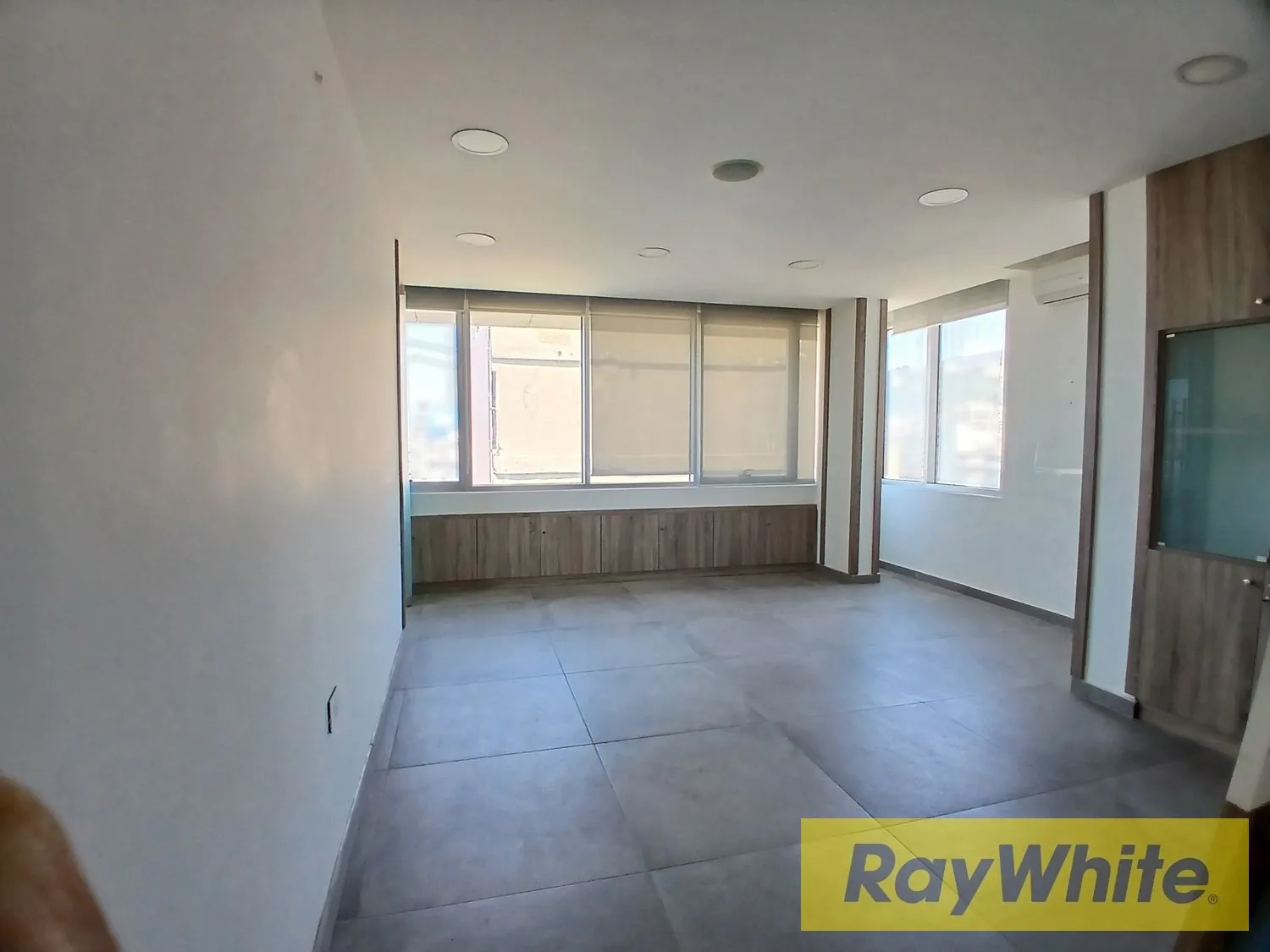 Office For Rent In Zalka Highway – Prime Location With Sea View — الصورة 2