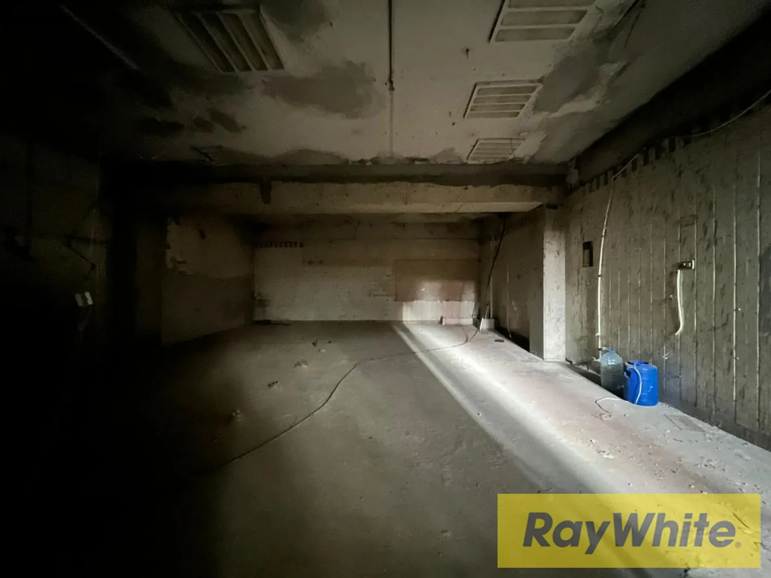 Prime Shop For Rent In Sakiet El Janzeer — photo 3