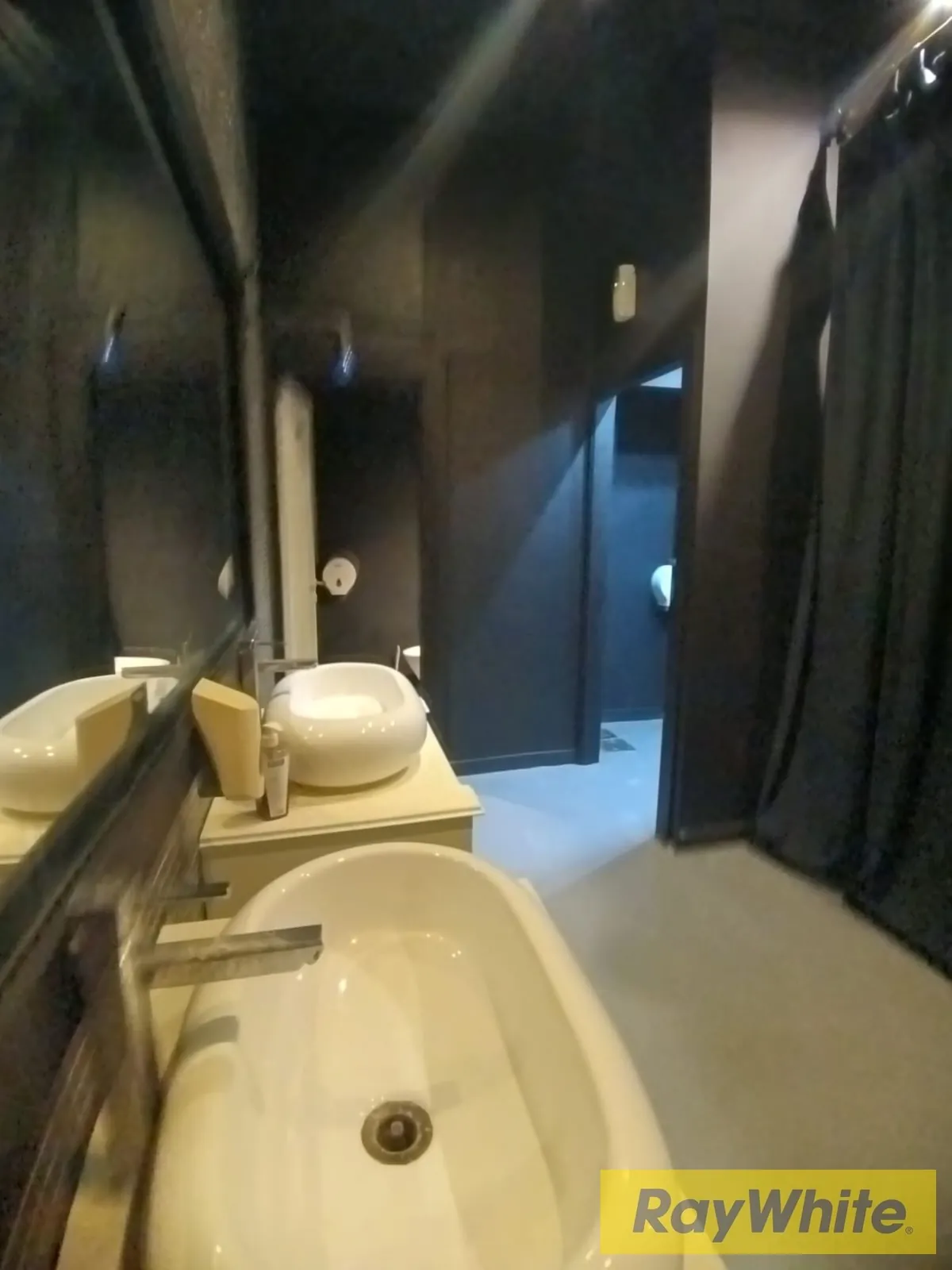 Prime Shop For Rent In Badaro With Terrace Area — الصورة 3
