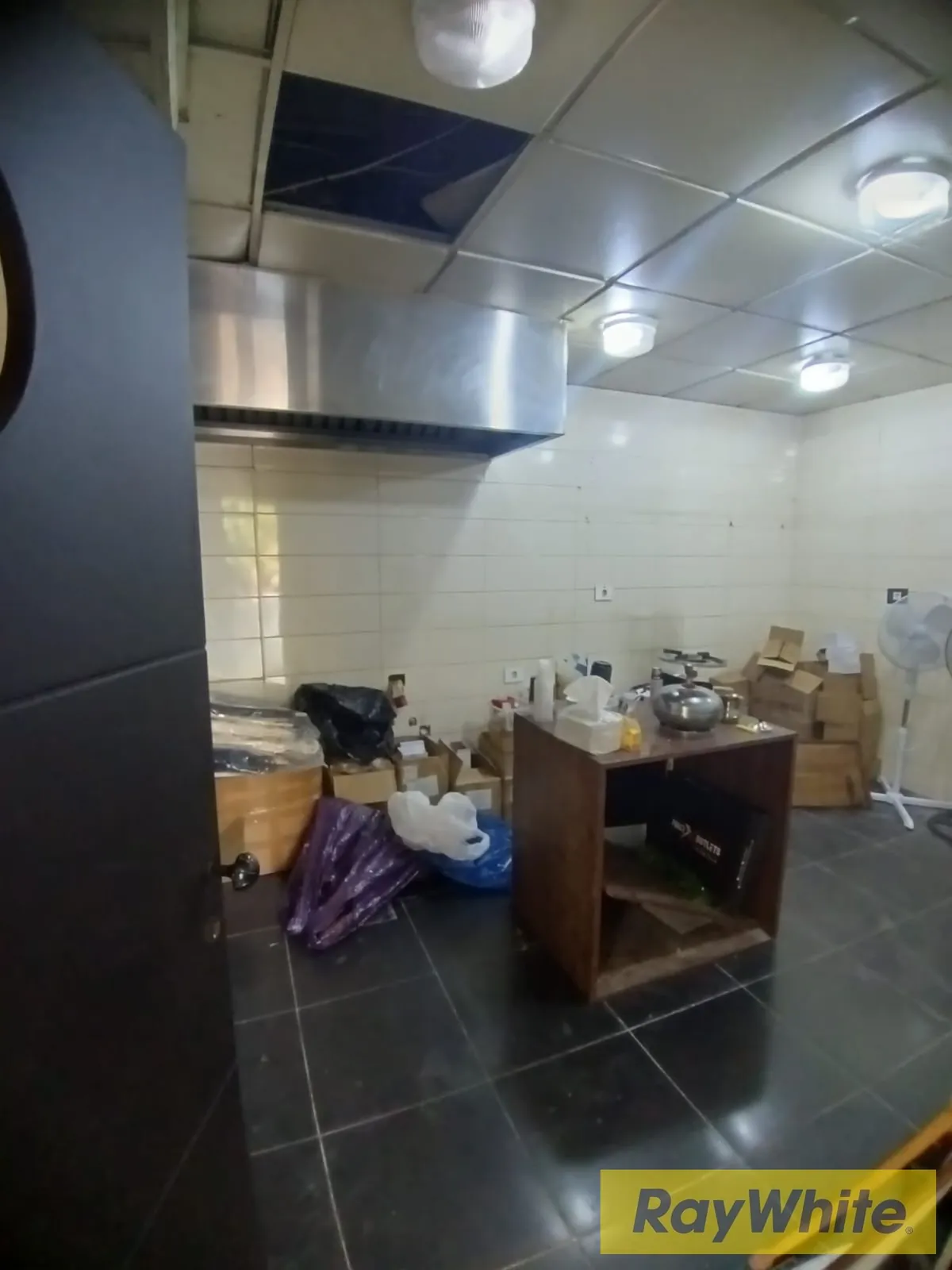 Prime Shop For Rent In Badaro With Terrace Area — الصورة 4