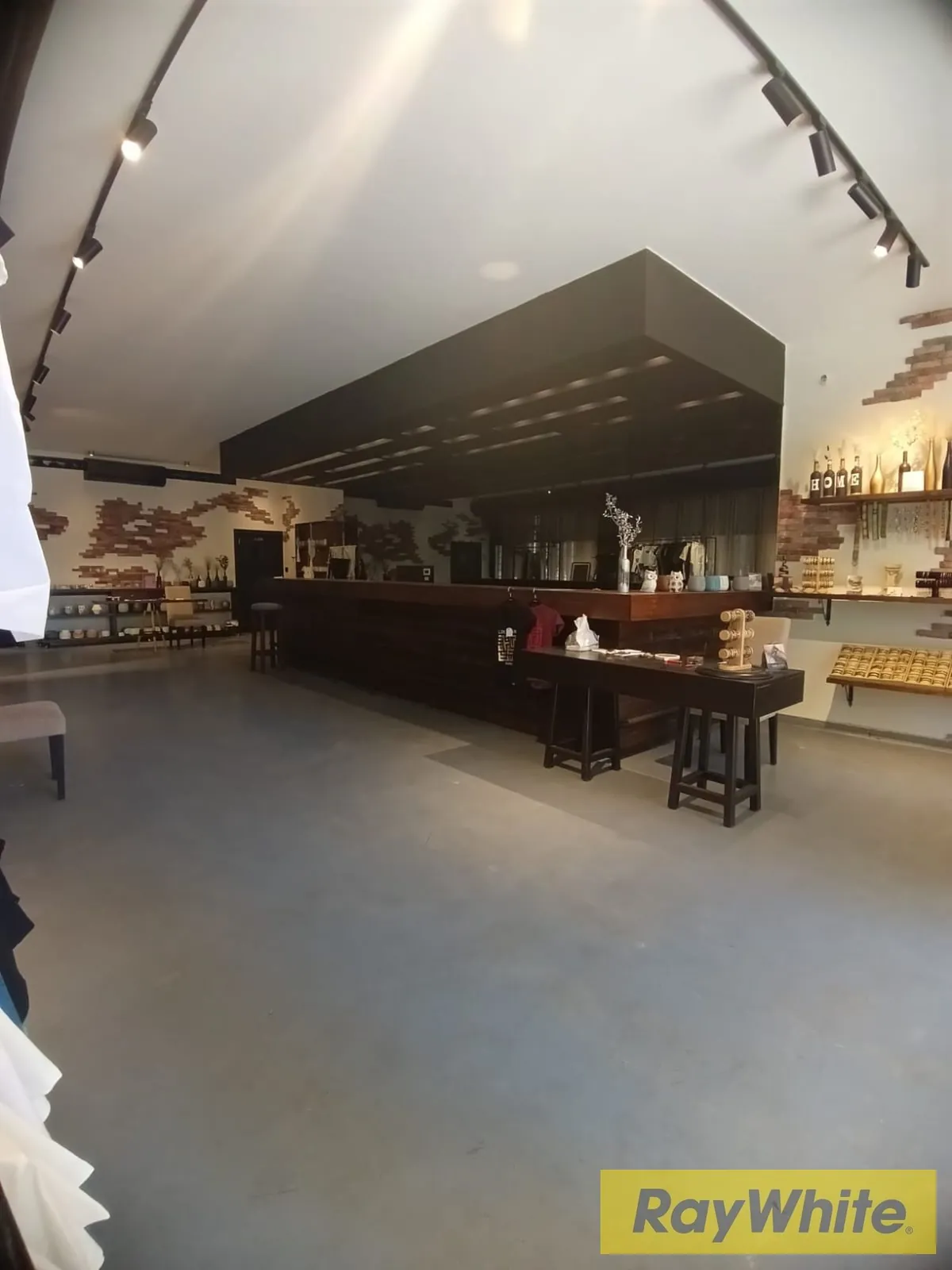 Prime Shop For Rent In Badaro With Terrace Area — الصورة 5