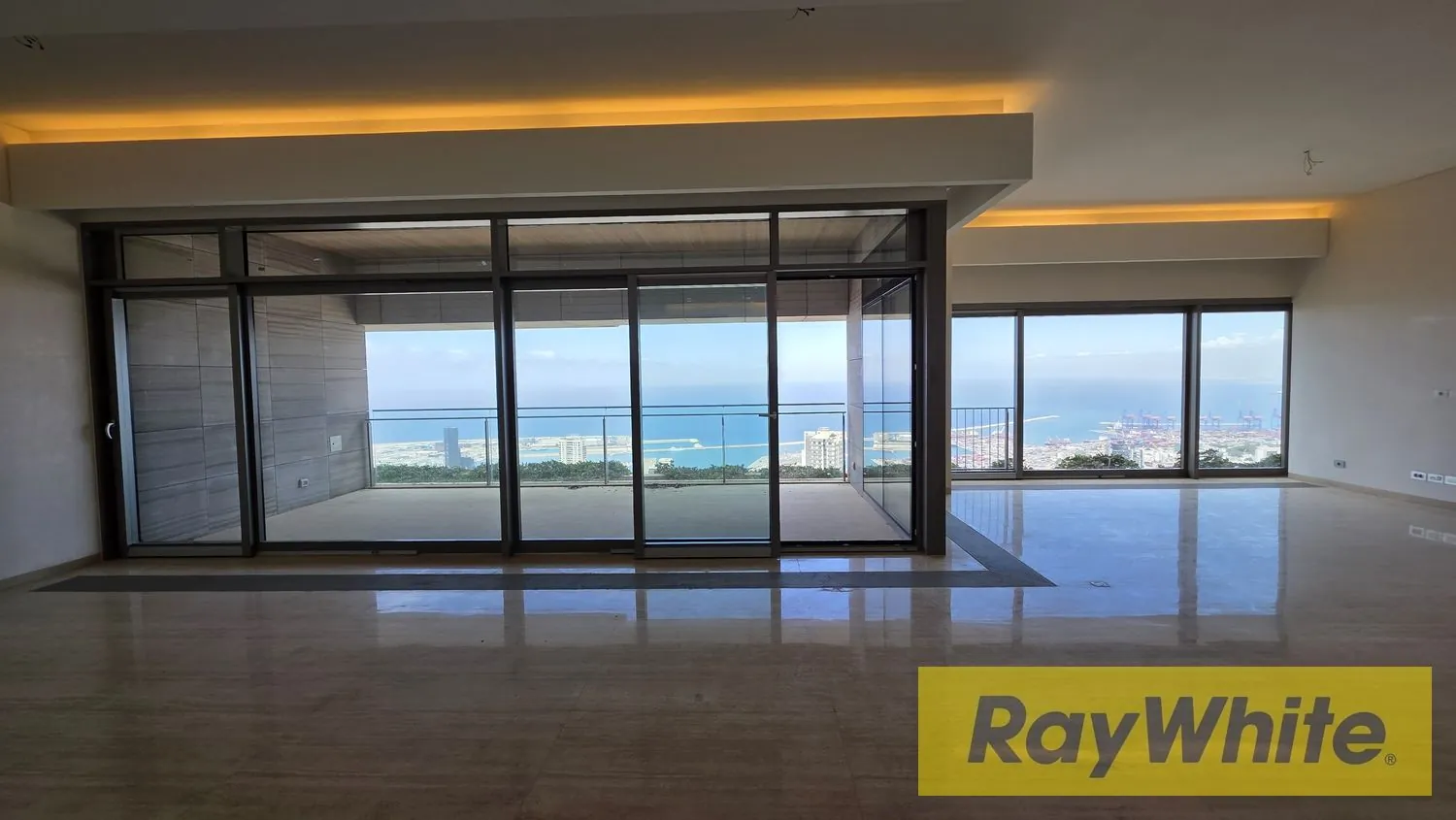 Luxury Apartment For Sale In Achrafieh – Breathtaking 360 Views — الصورة 5