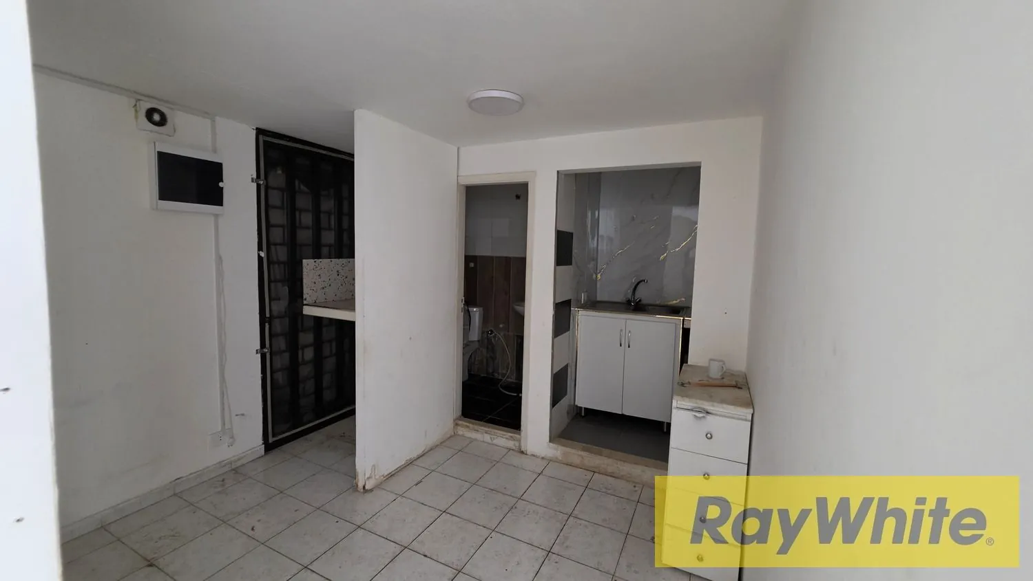 Shop For Rent In Safra — الصورة 3