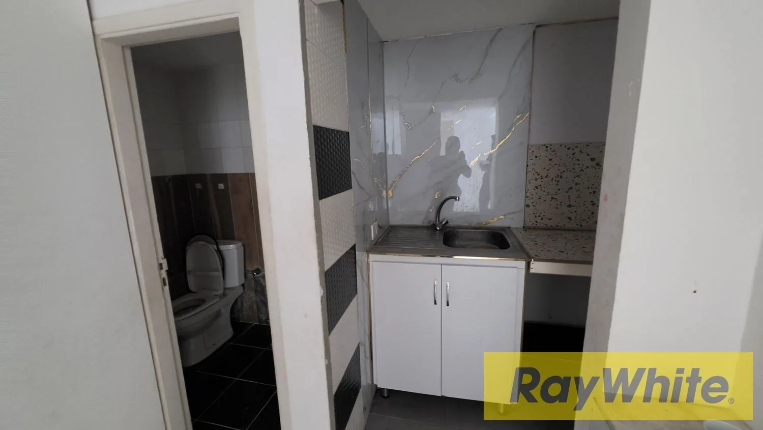 Shop For Rent In Safra — الصورة 4
