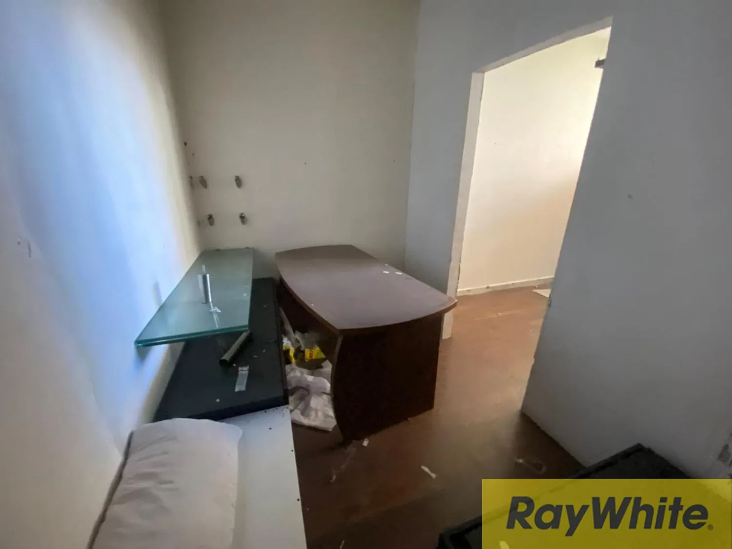 Office For Rent In Hamra — الصورة 2