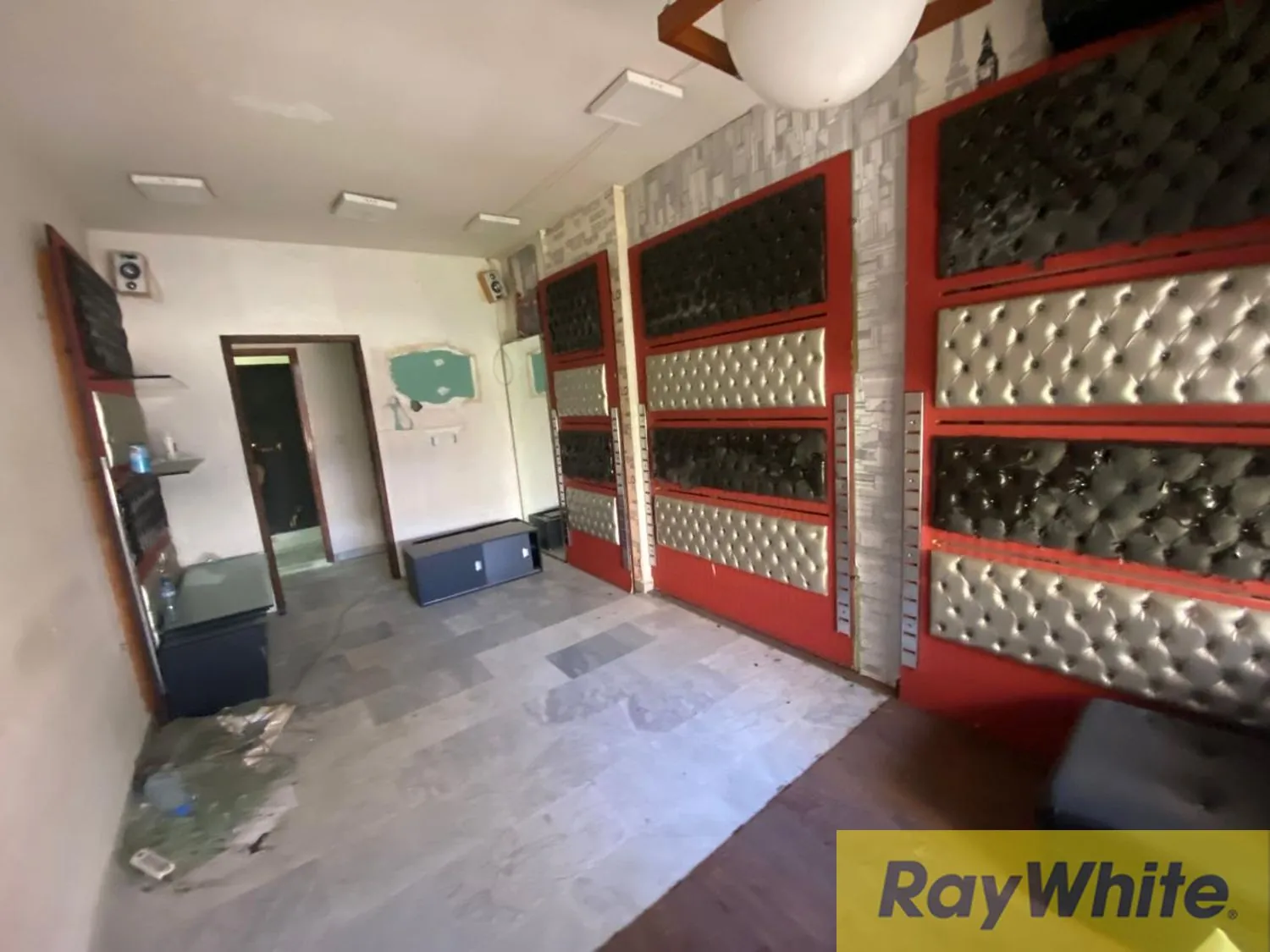 Office For Rent In Hamra — الصورة 3