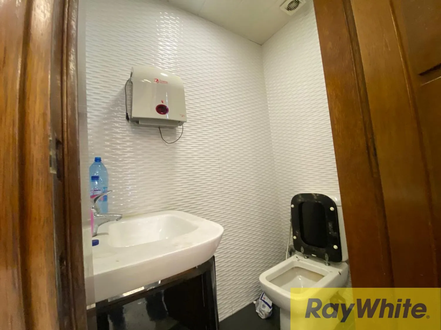 Shop For Rent In Hamra — الصورة 2