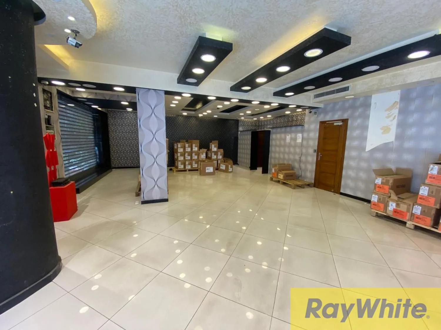 Shop For Rent In Hamra — الصورة 4