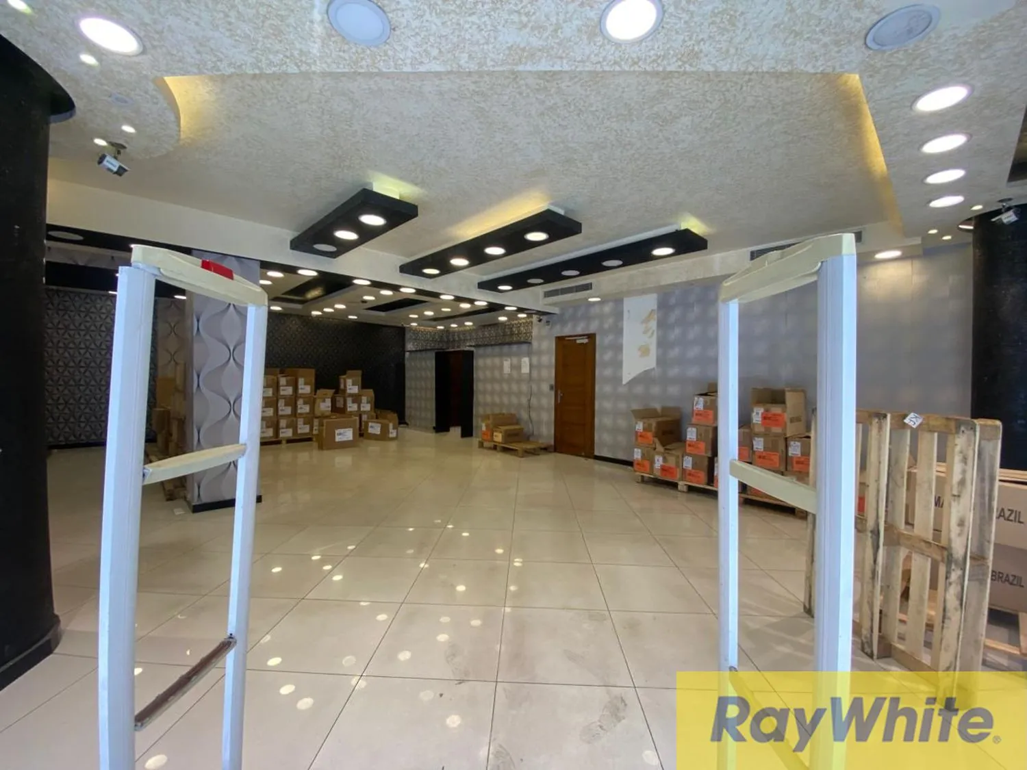 Shop For Rent In Hamra — الصورة 5