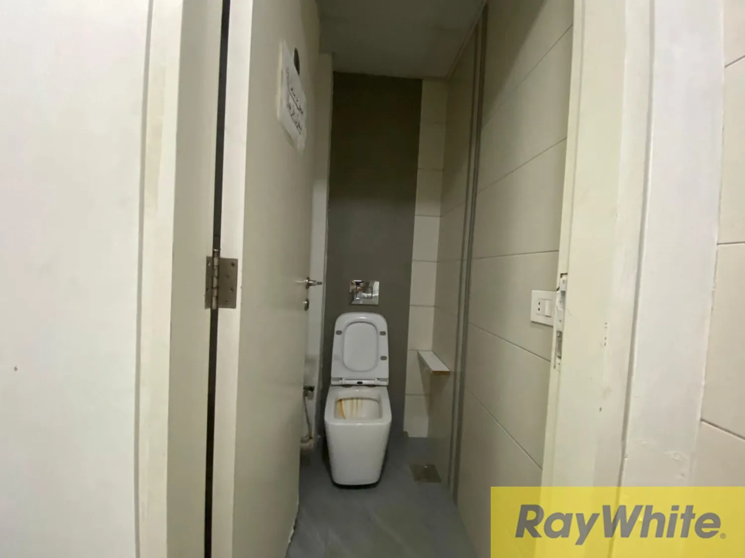 Shop For Rent In Hamra — الصورة 2