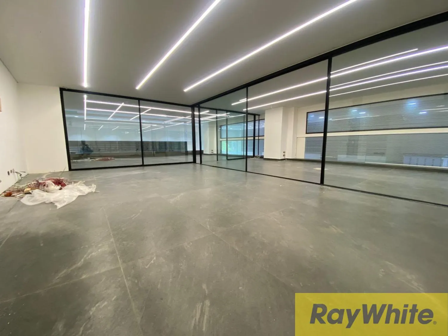Shop For Rent In Hamra — الصورة 3