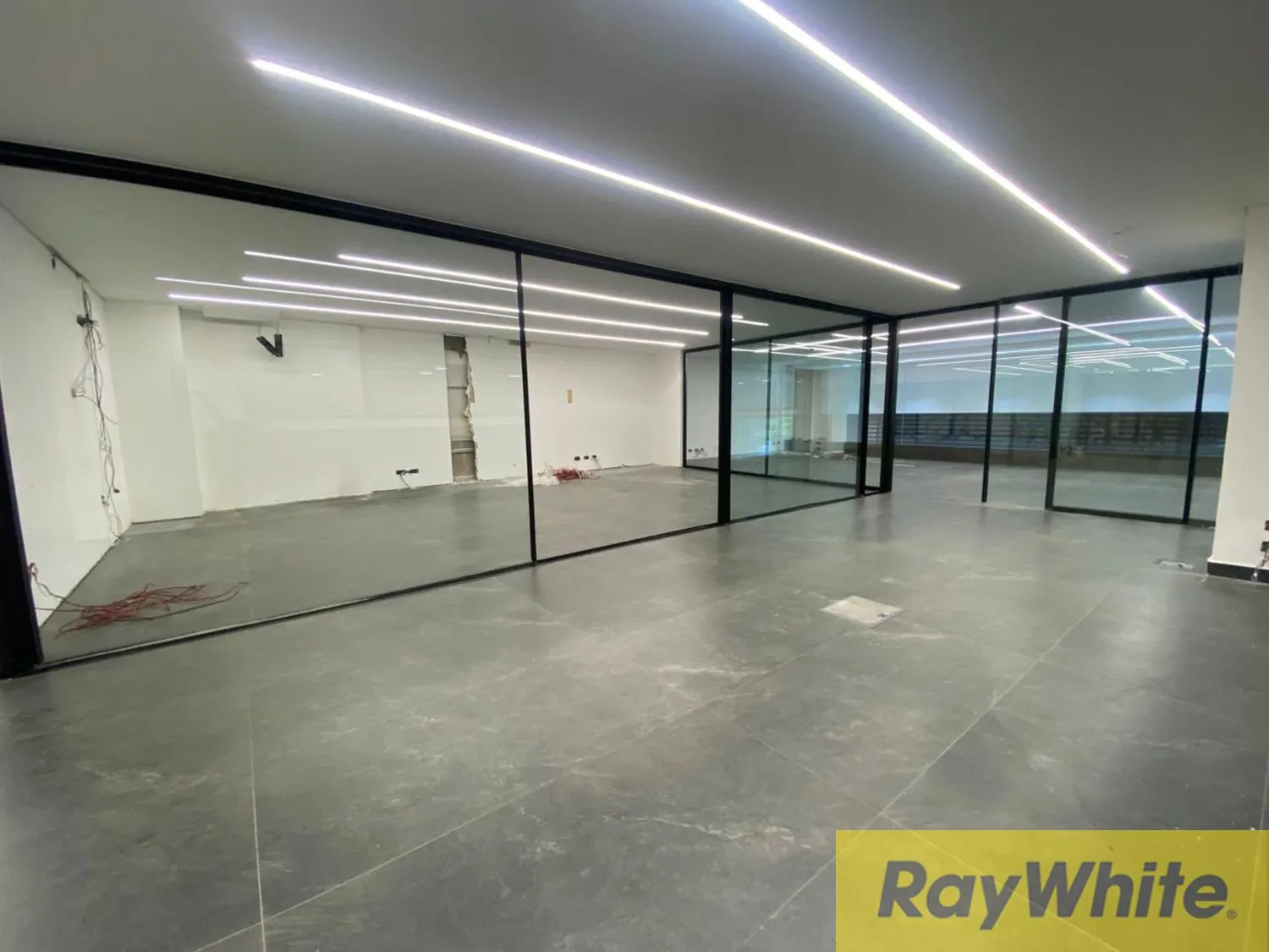 Shop For Rent In Hamra — الصورة 4