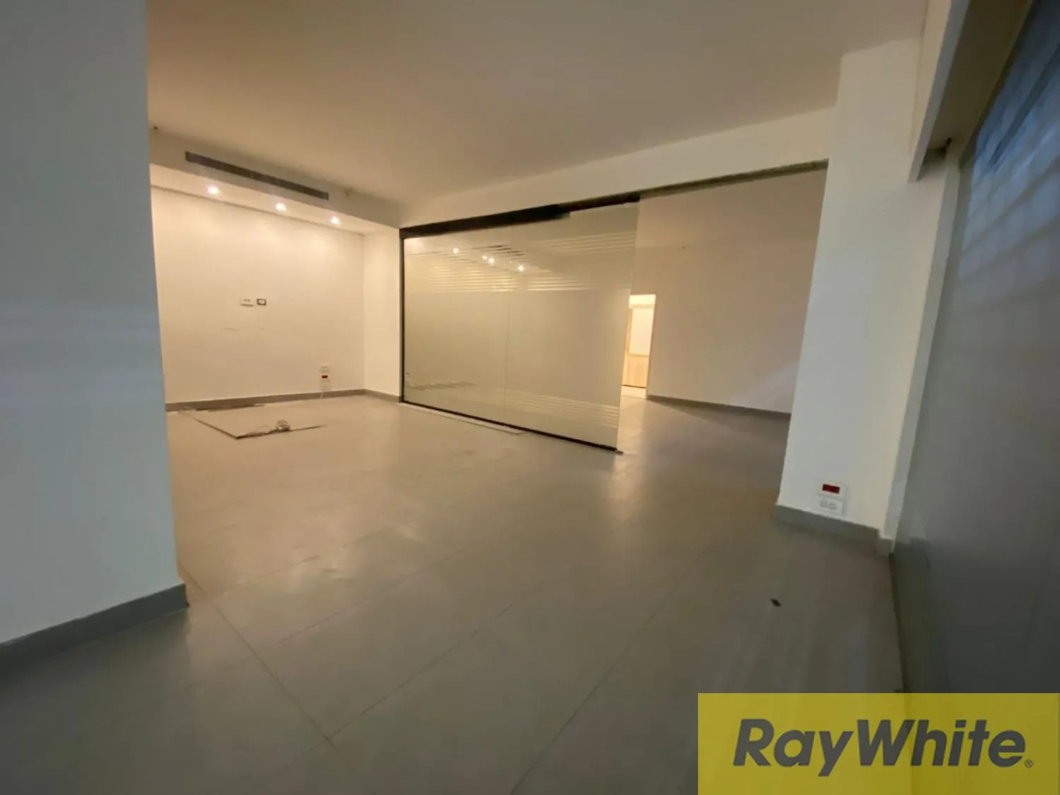 Shop For Rent In Hamra — الصورة 5