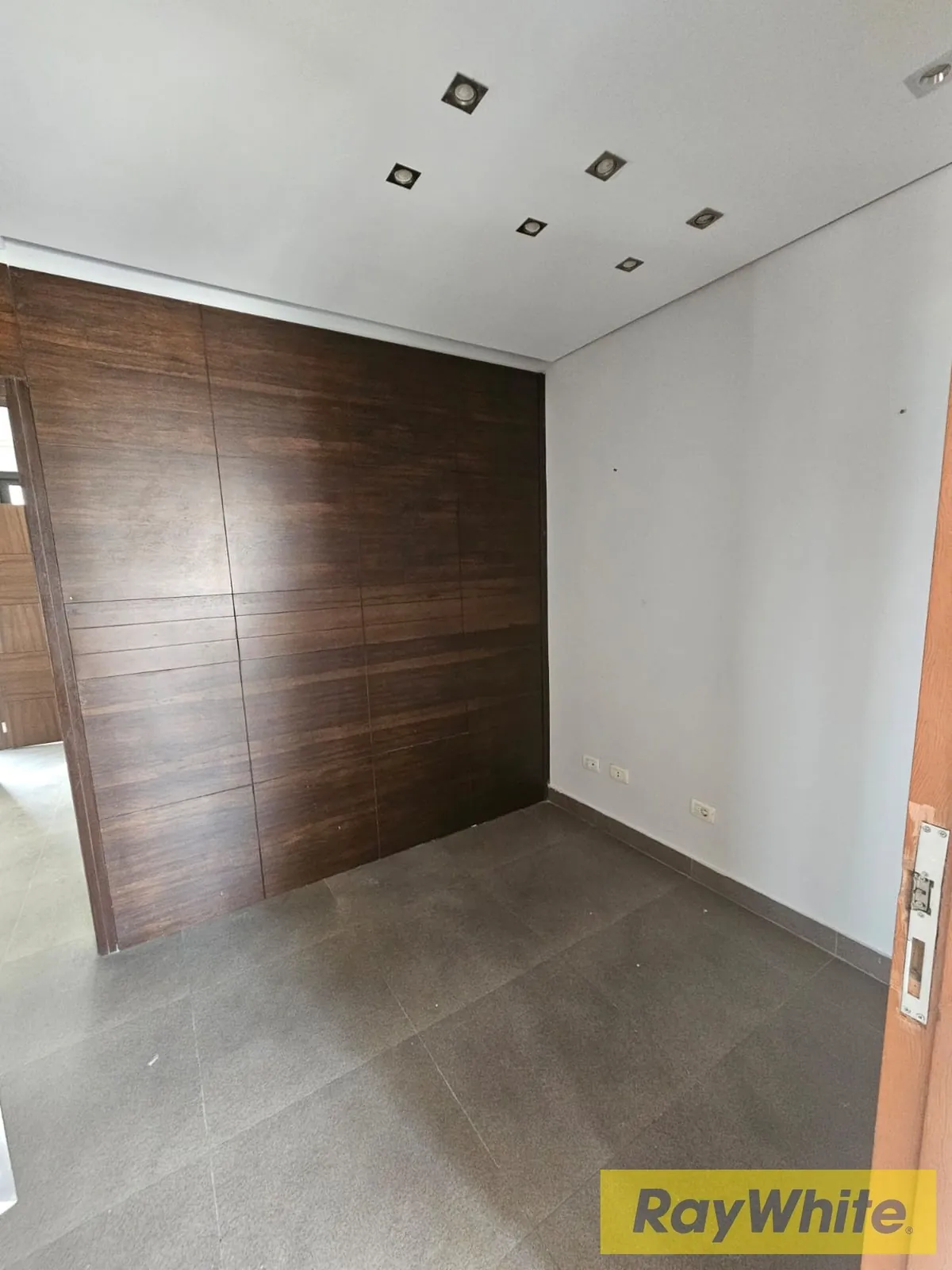 Office For Rent In Mar Mikhael — الصورة 2
