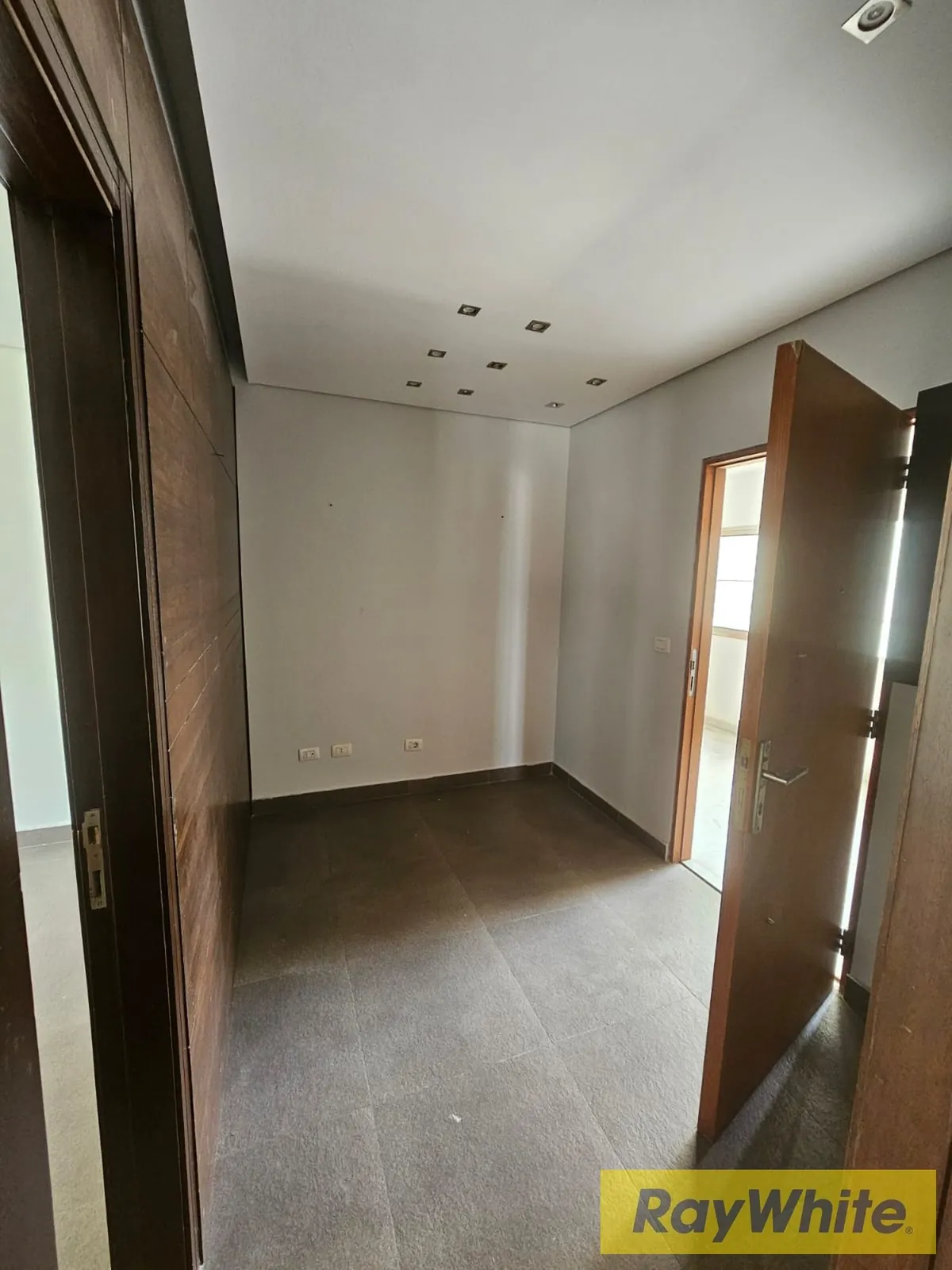 Office For Rent In Mar Mikhael — الصورة 3