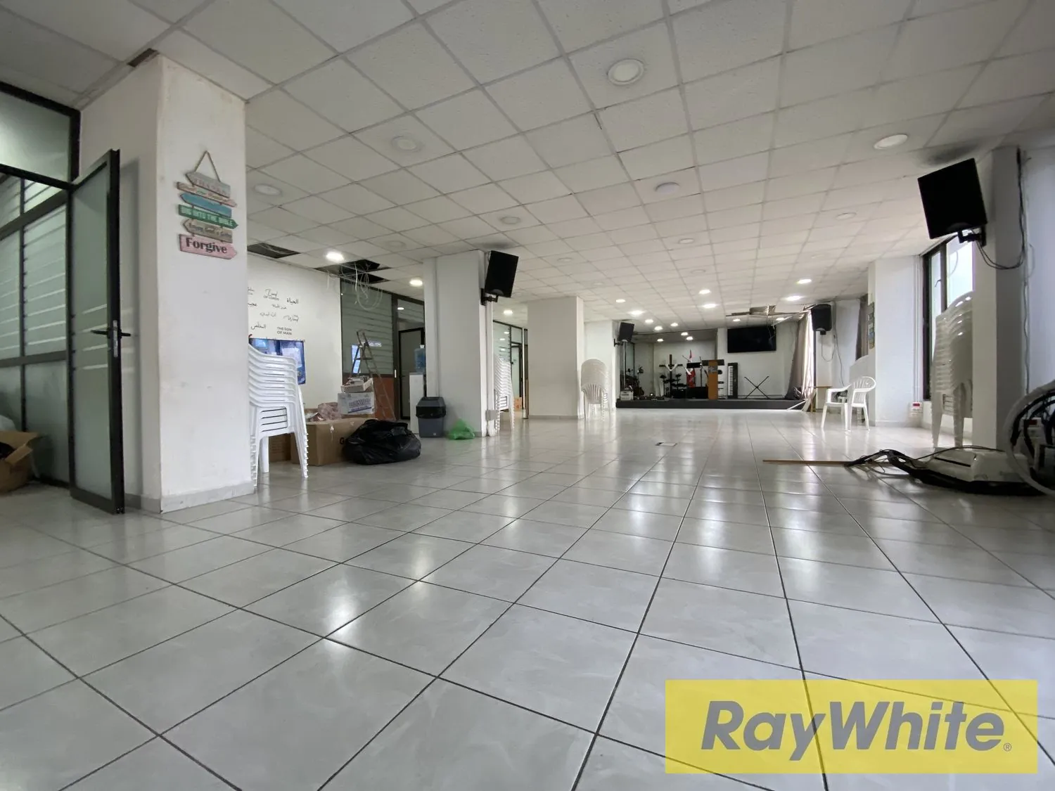 Spacious Showroom For Rent In Jdeideh