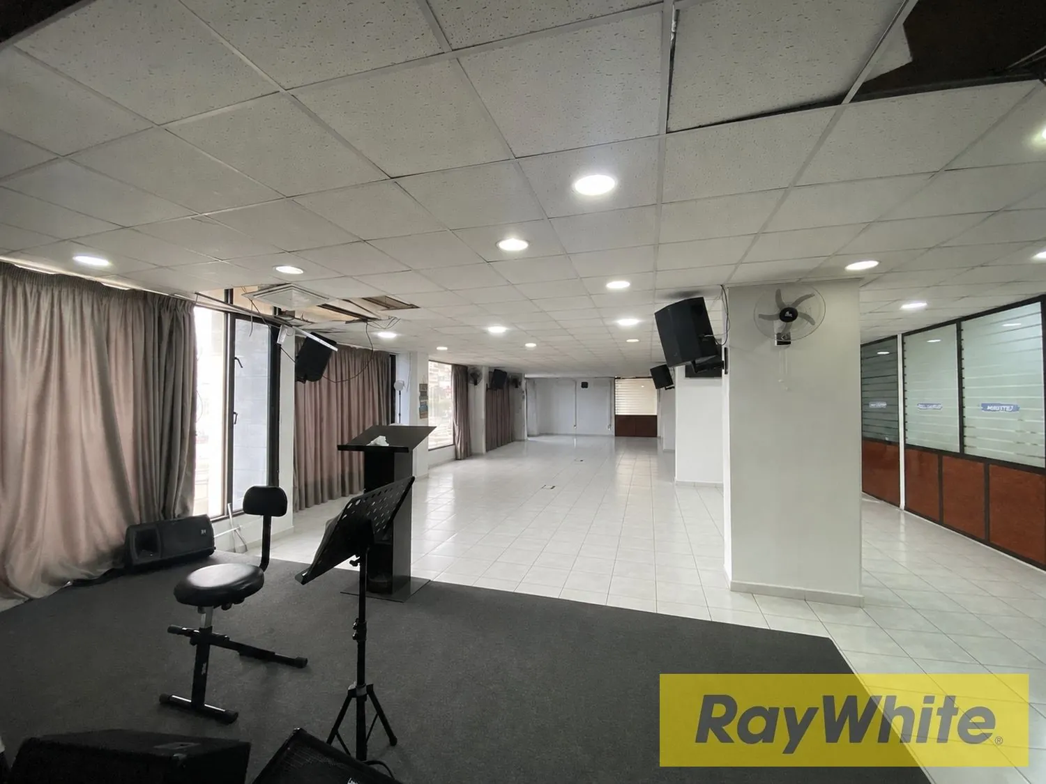 Spacious Showroom For Rent In Jdeideh — الصورة 2