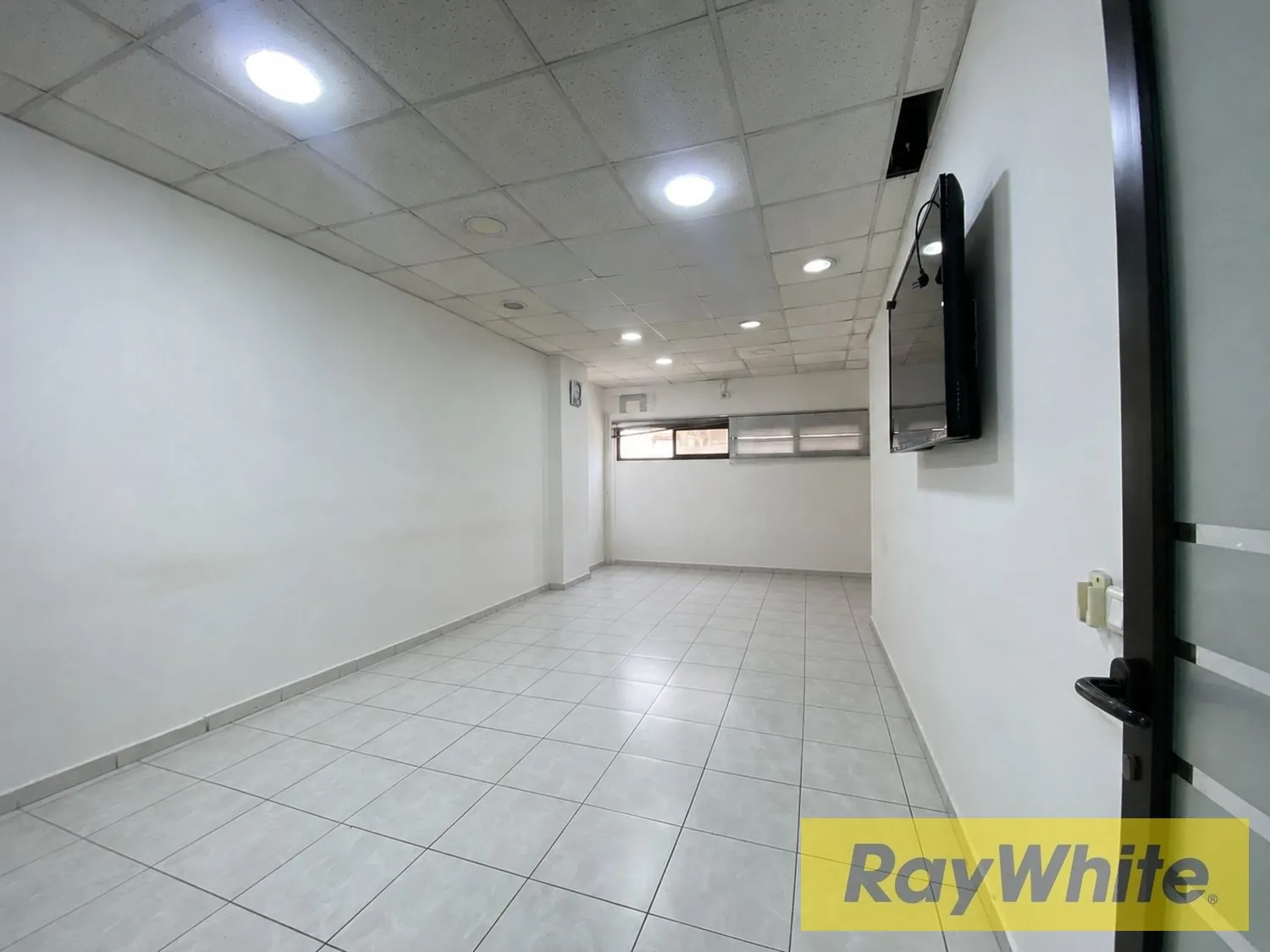 Spacious Showroom For Rent In Jdeideh — الصورة 3