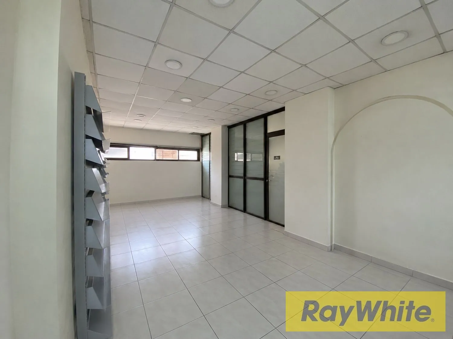 Spacious Showroom For Rent In Jdeideh — الصورة 4