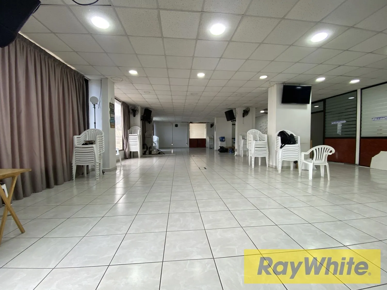 Spacious Showroom For Rent In Jdeideh — الصورة 5