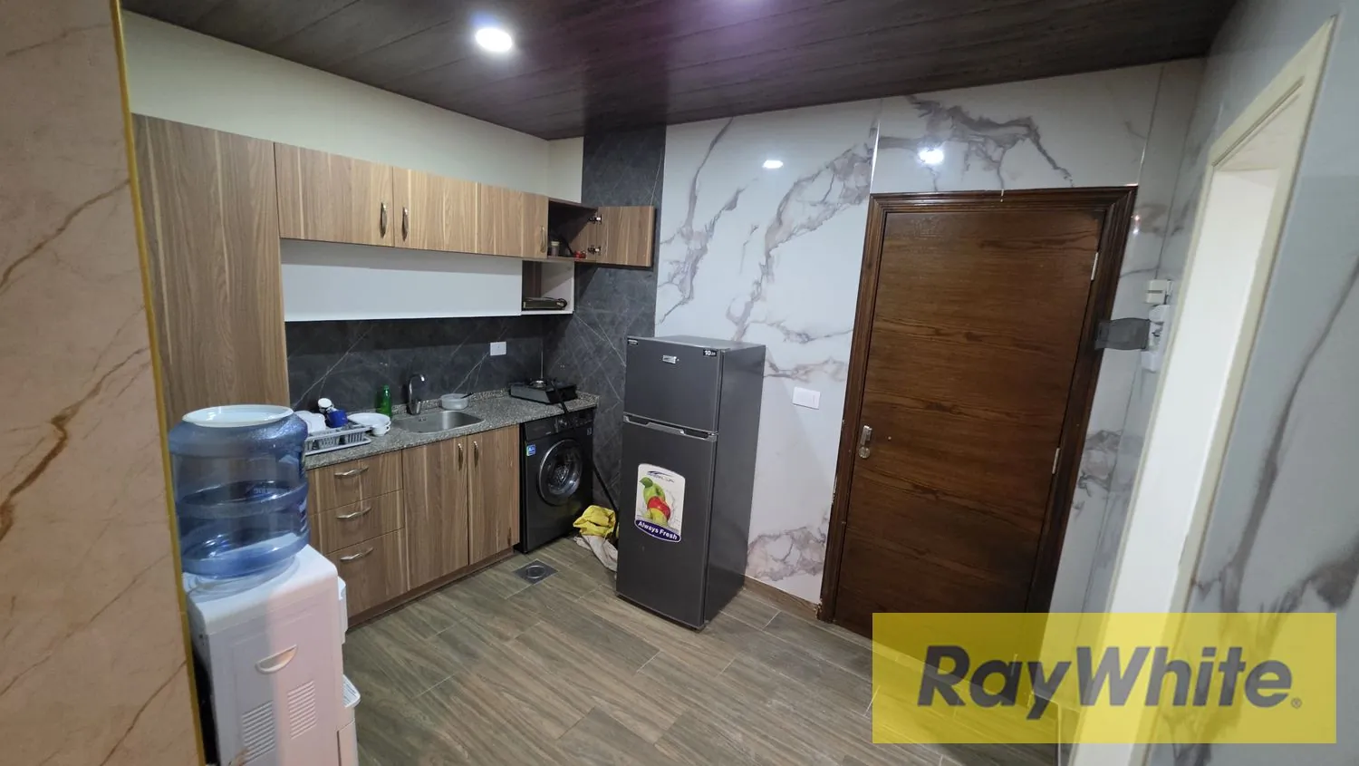 Furnished Chalet For Sale In Bouar With Normal View — الصورة 2