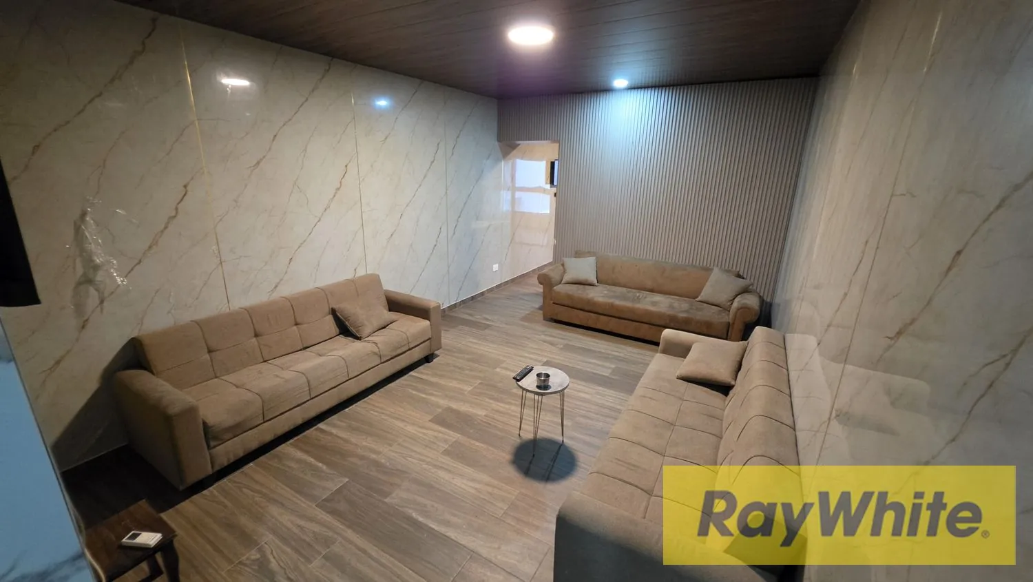 Furnished Chalet For Sale In Bouar With Normal View — الصورة 4