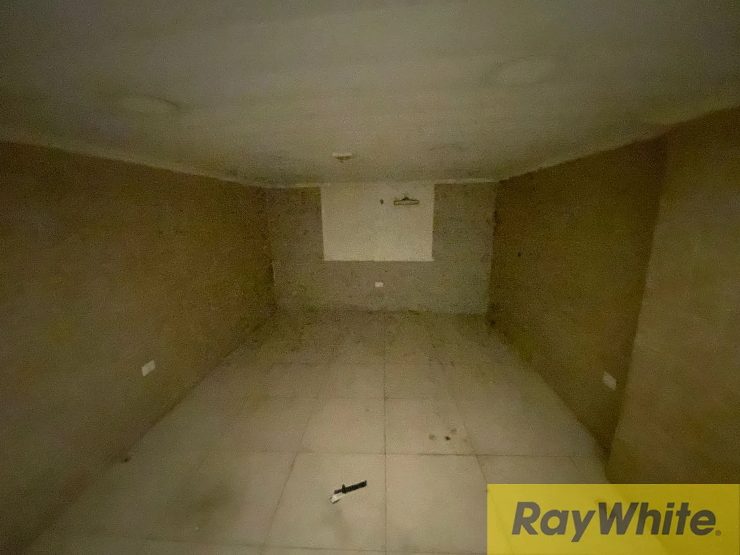 Shop For Rent In Hamra — الصورة 2